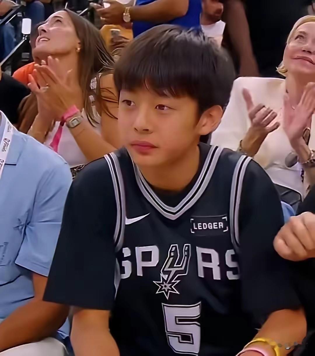 NBA观众席上演大型“父子反差萌”！镜头扫过，老父亲邓超疯狂挥手比赞努力“营业”