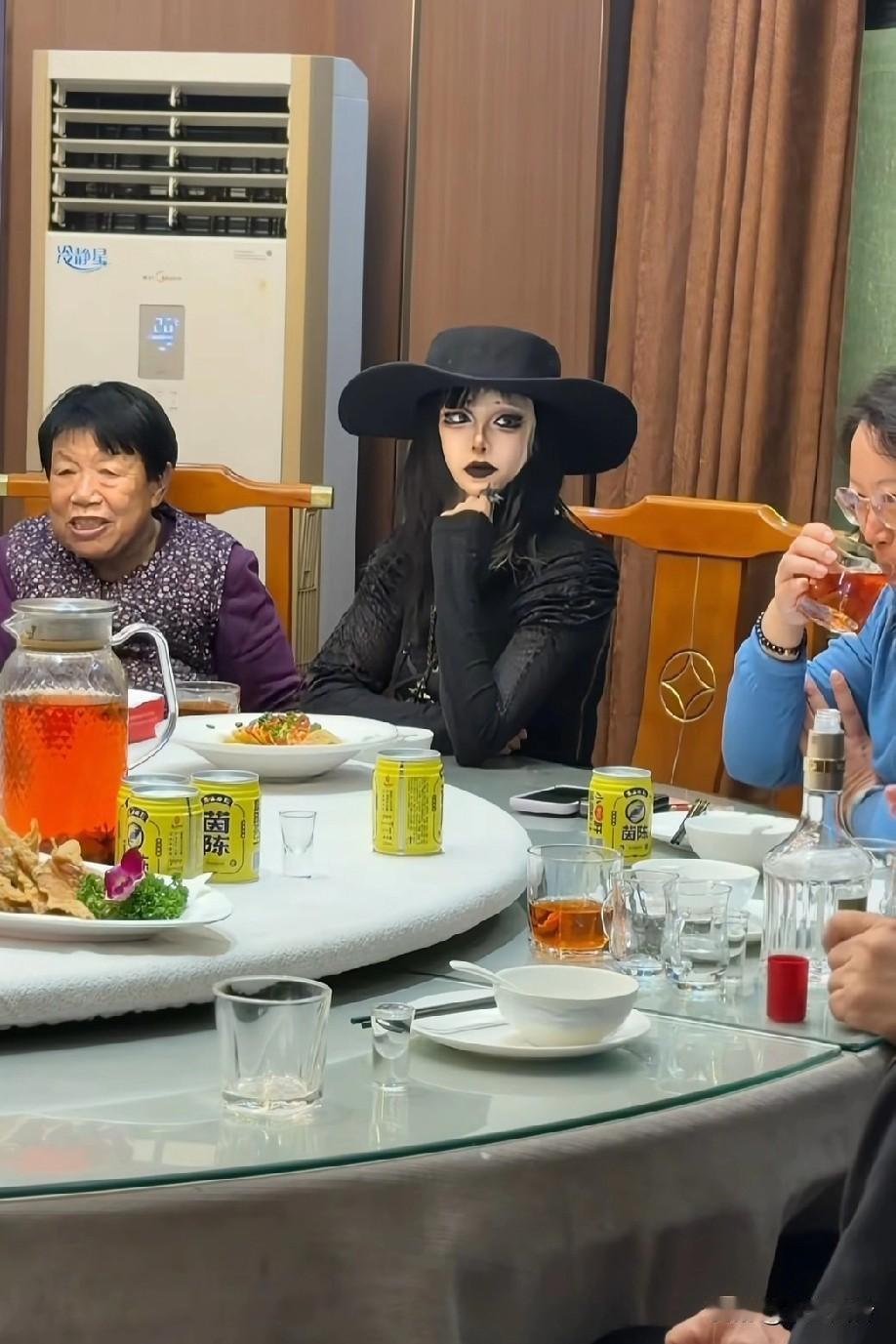 家里最时髦的姐姐，都回来过年了，黑系女巫也回家过年了这咋吃饭啊，口红掉色了不就