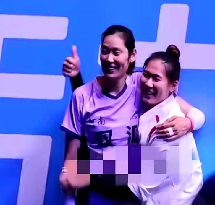 球场上见真章，球场下看人品。全运会赛后，河南队的董宇涵想跟朱婷合影，却紧