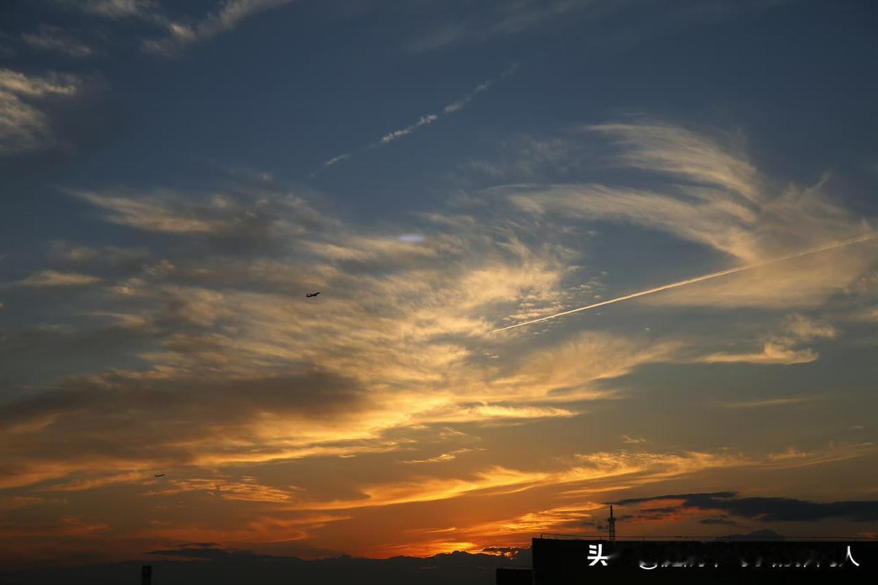 有个老同学，知道我也退休了就常常约见面。其实我们以前联系不多的，最近突然很关心我