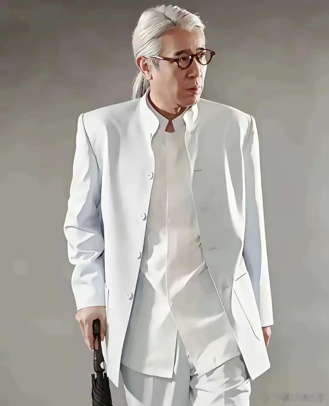 我能接受于和伟演大佬，也能接受他扎小辫，但真的不能接受，他都53岁了，为了一个角