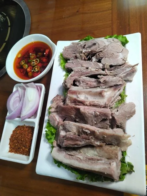 看看宁夏的手抓羊肉，大家觉得跟新疆的羊肉比起来怎么样？