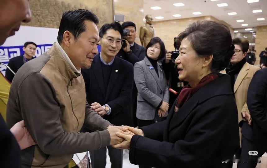 仅仅持续八天，国民力量党党首张东赫就顺坡下驴，结束“断食”抗争。今天在朴槿惠的探