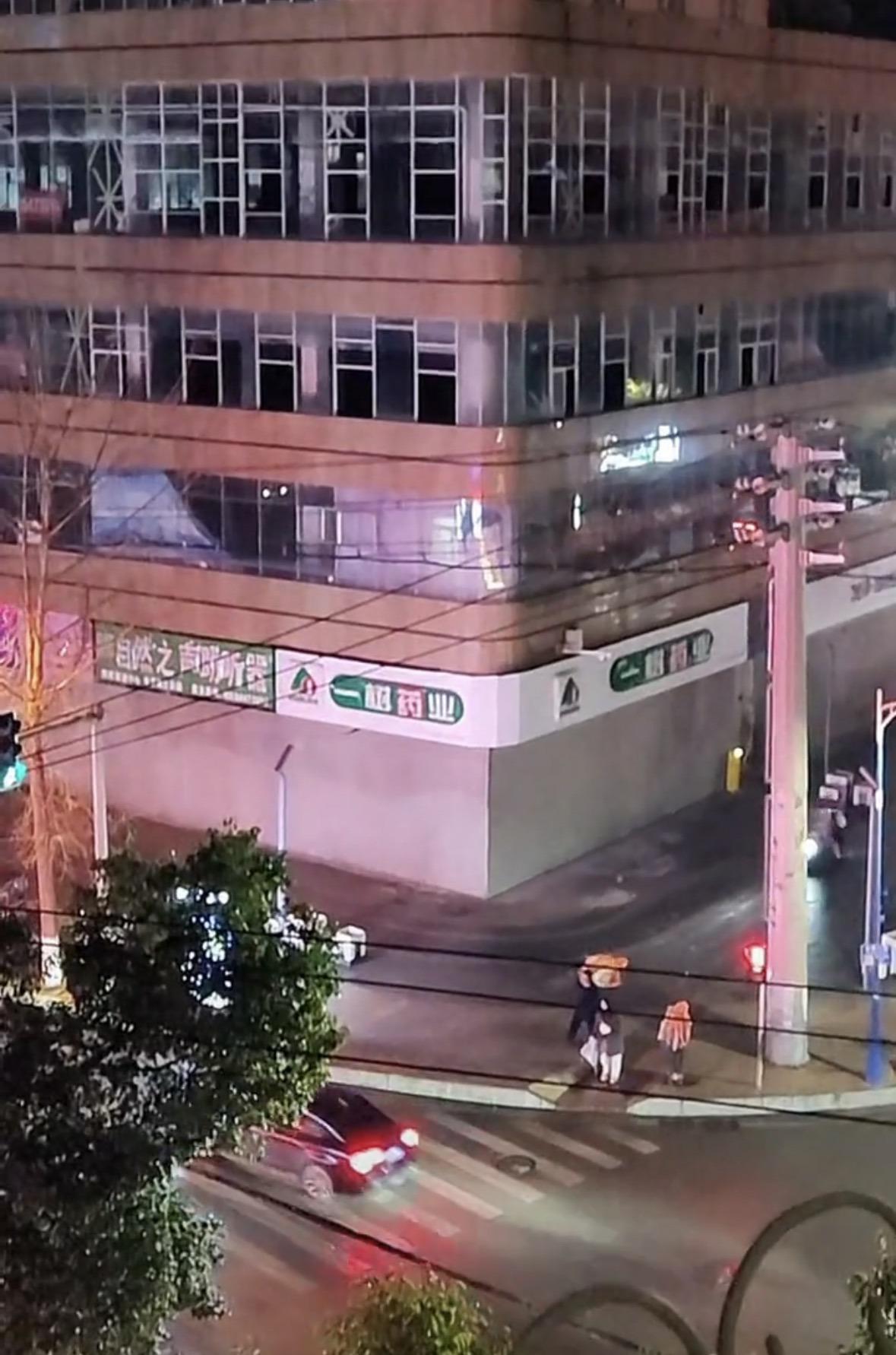 一言不合就封门，太离谱！1月29日贵州毕节七星关区，三江城市花园A栋内部门面业