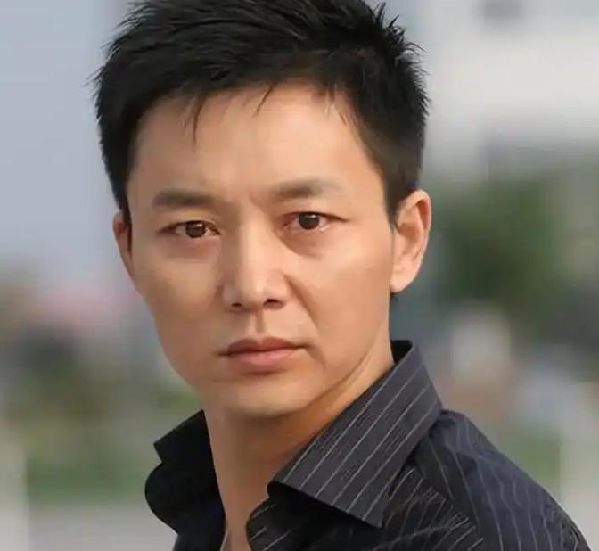 2001年，刘奕君拍戏回到家中，妻子吕梓媛冷着脸说离婚，一年到头不在家，又挣不到