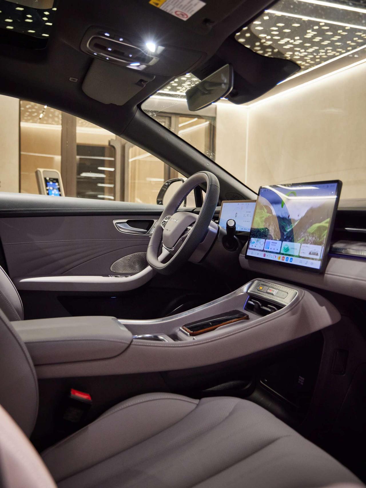 早上刷到个新闻，说加拿大一女孩中了500多万彩票，居然放弃了一次性领取，选择了每