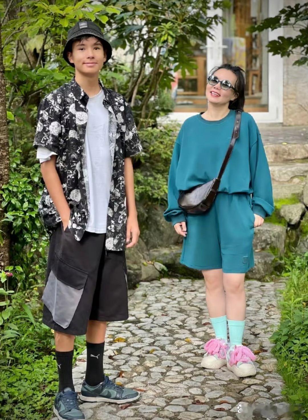 龚琳娜怎么不早点把儿子放出来龚琳娜怎么不早点把儿子放出来，网友：这么帅的混血少年