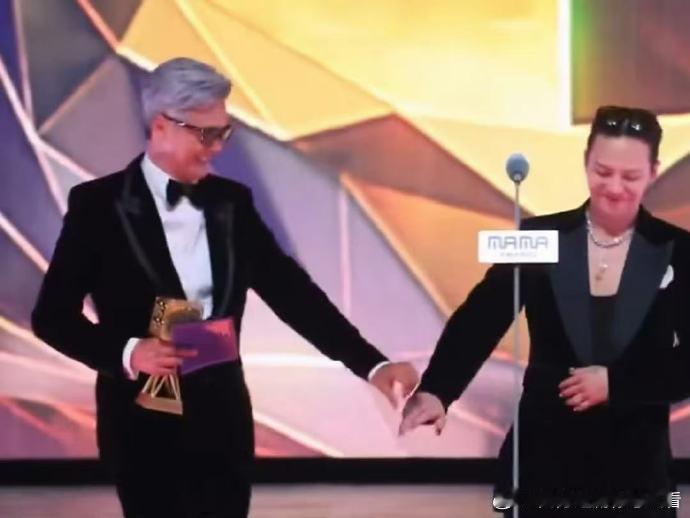 周润发权志龙合照周润发权志龙后台合影时隔十年时空复刻！周润发权志龙后台合影，咬