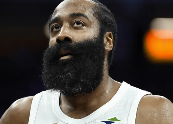 根据ESPN记者ShamsCharania报道，消息源透露，詹姆斯-哈登已经拒
