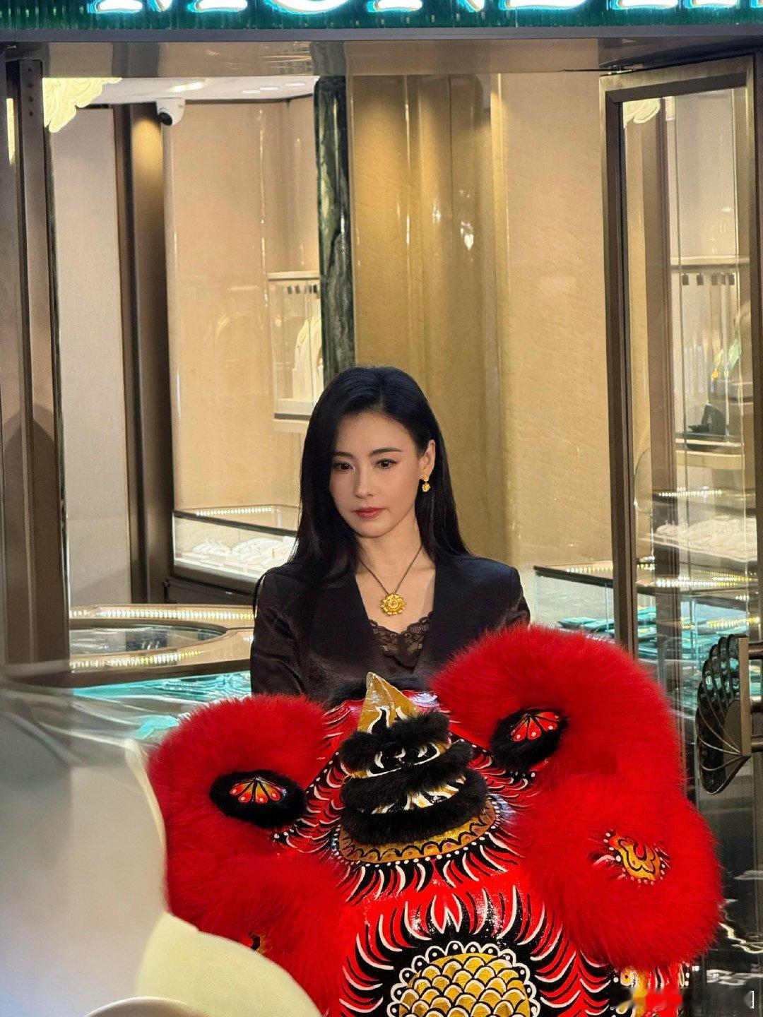 张柏芝今日活动状态岁月只给张柏芝带来了沉淀的成熟美，她身上这种端庄大气的气质太吸