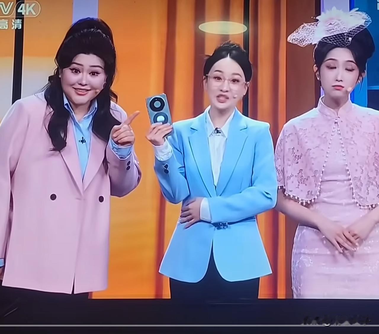 你说奇怪不?每年央视春晚都被人说不好看。可每次除夕晚上8点，很多人还会准