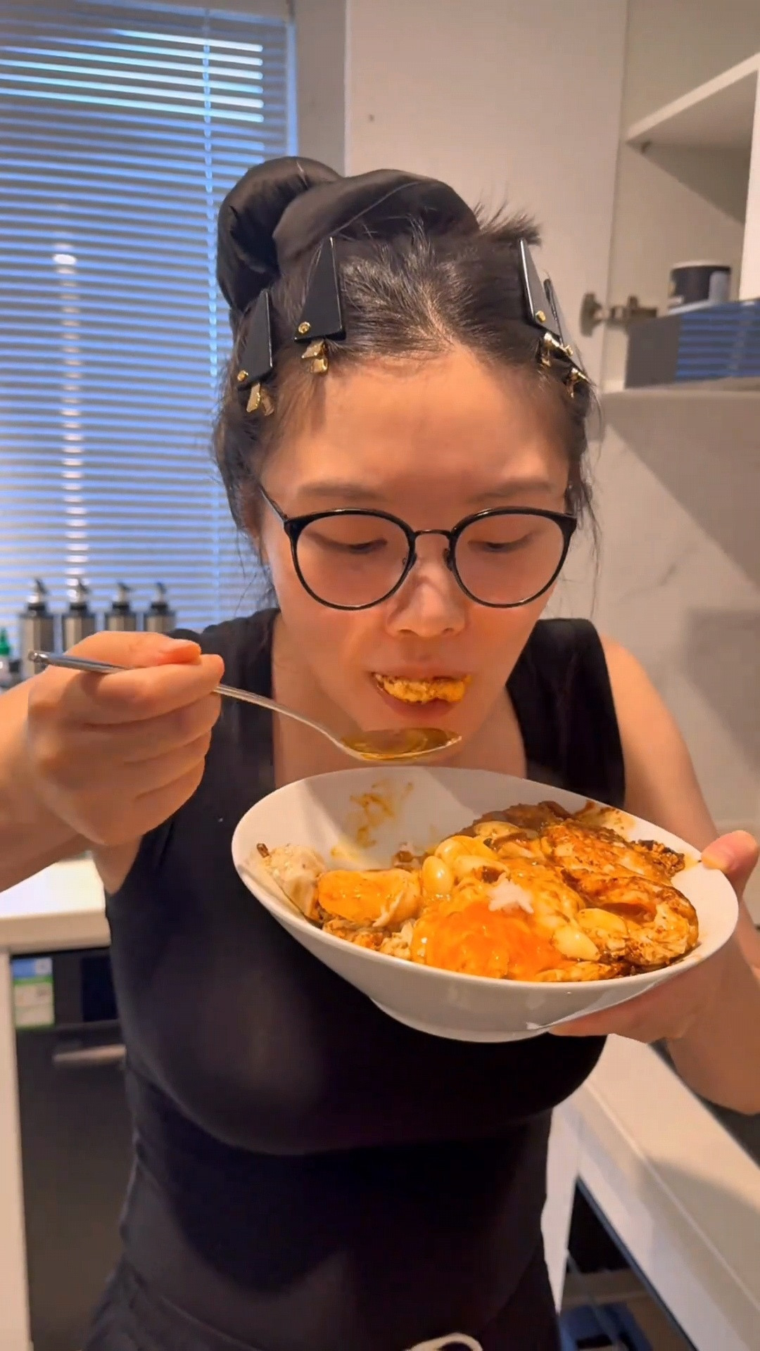 徐冬冬婚后厨房徐冬冬下厨给尹子维做饭徐冬冬做的饭被尹子维吃个碗见底，一个做饭一