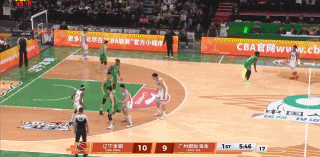 广州朗肽海本新星徐昕真是在篮下翻江倒海！在今天广州朗肽海本客场挑战辽宁本钢的焦点