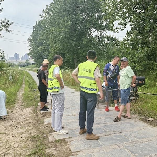 一场暴雨让武汉养殖户陈先生大半年的心血化为乌有。他精心喂养了五个多月的2万多