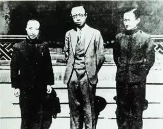 1925年，溥仪深夜来到东北王张作霖家中。一进门，张作霖立马跪下磕了一个响头，恭