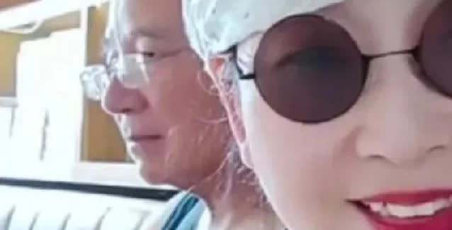 大红唇晒自己的老公，她还挑衅柴桑大姐说道：快，你也该晒晒自己的另一半给网友们看才