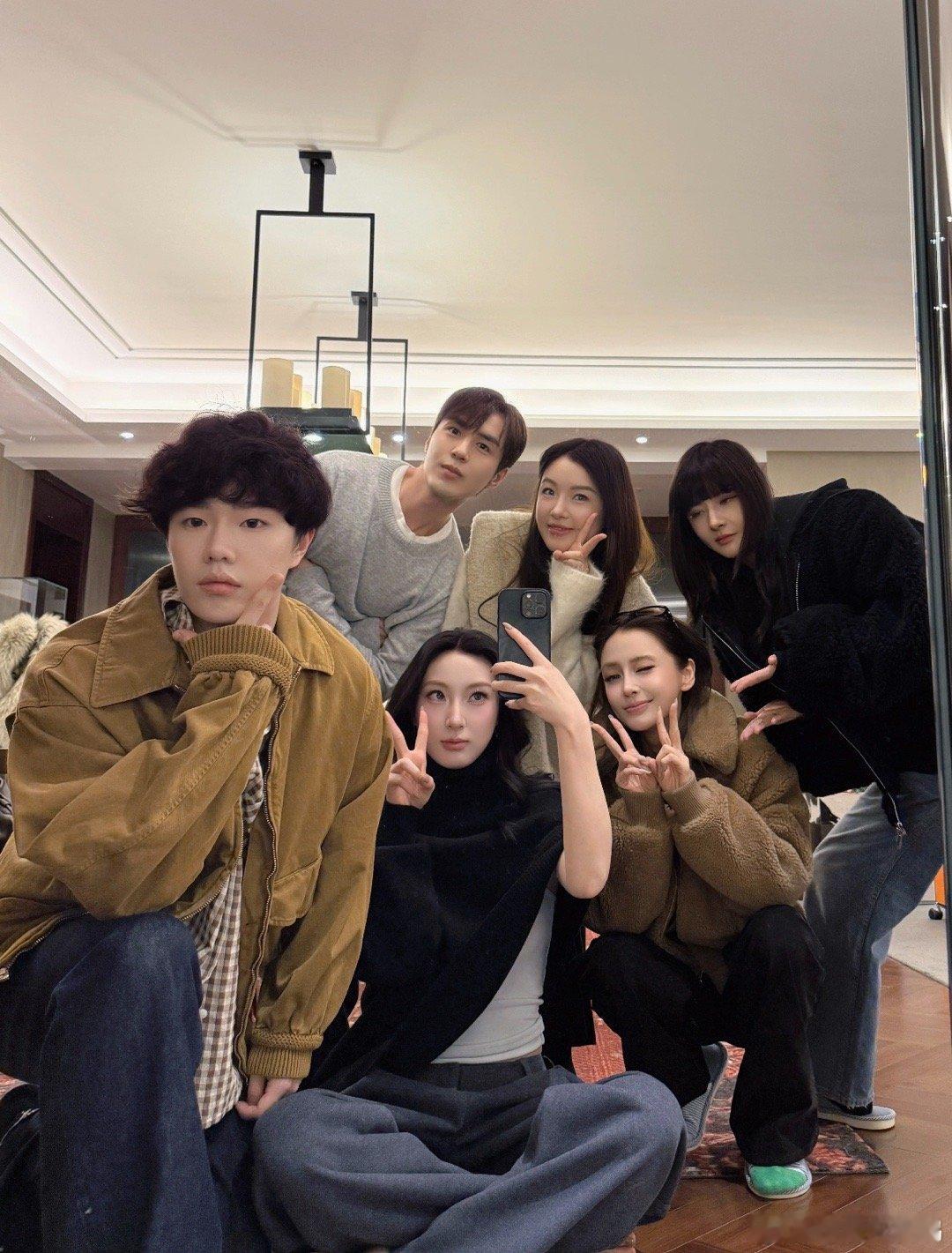 Angelababy参加上海网红聚会Angelababy参加上海网红聚会合照我鼻