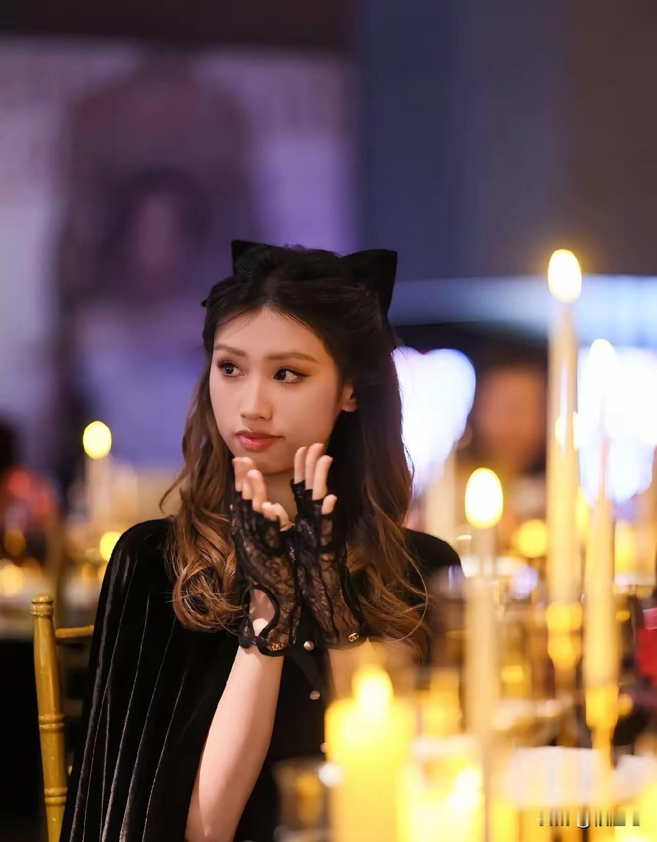 冯小刚又带养女徐朵出席活动，场面贵气堪比亲生女儿一身黑色贵气皮草的徐朵比以前好