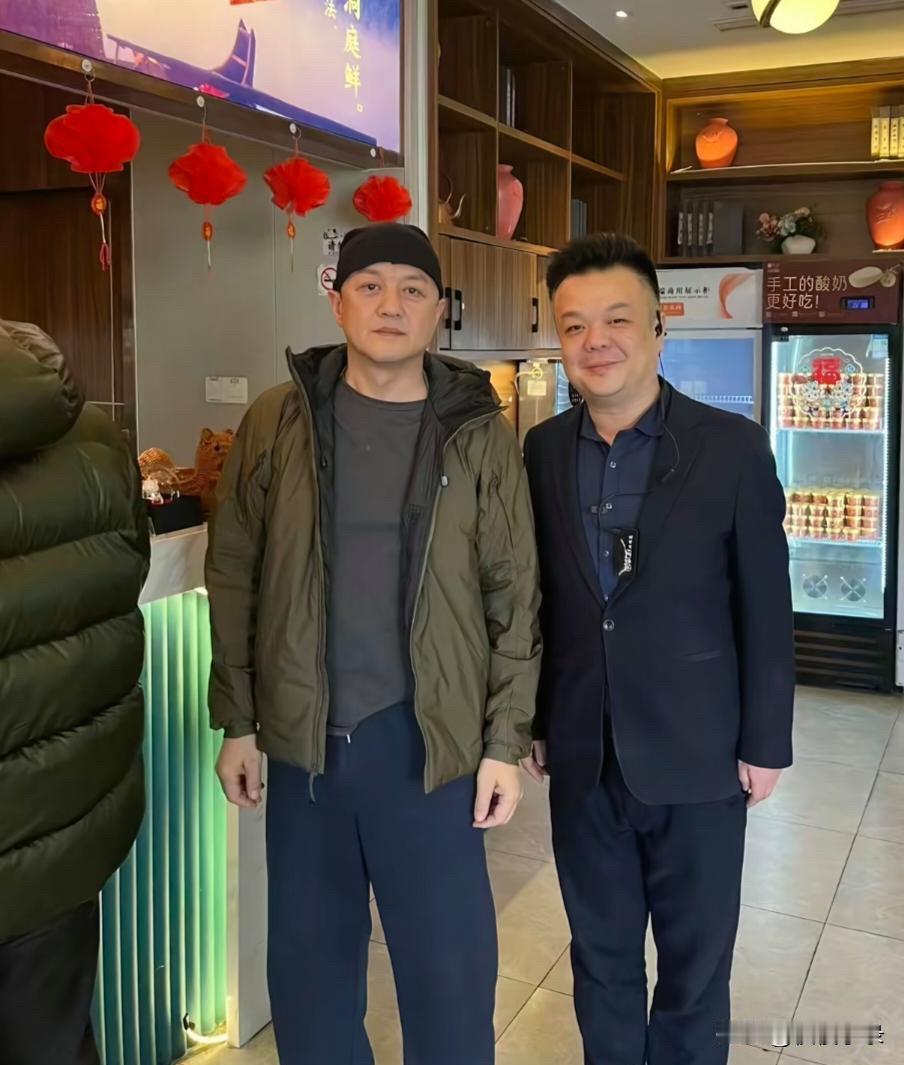 54岁李亚鹏在北京一家餐馆吃饭被偶遇，他的穿衣打扮朴素，脸部皮肉松弛，脸色好憔悴