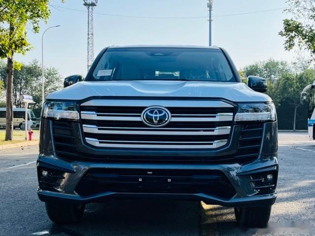 灰色的质感很强，颜值也很高，价格还比白色便宜！英雄至尊包围25款酷路泽3.5G