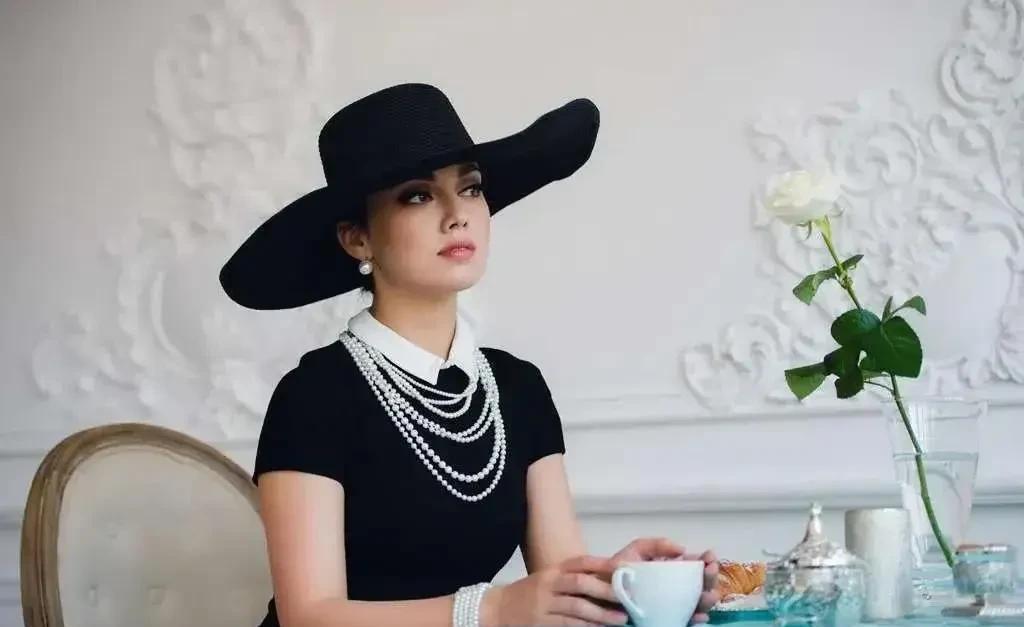 一段醍醐灌顶的话：人活着要永远记住，宁可在自己家里喝清粥，也不要出去吃那顿看别人