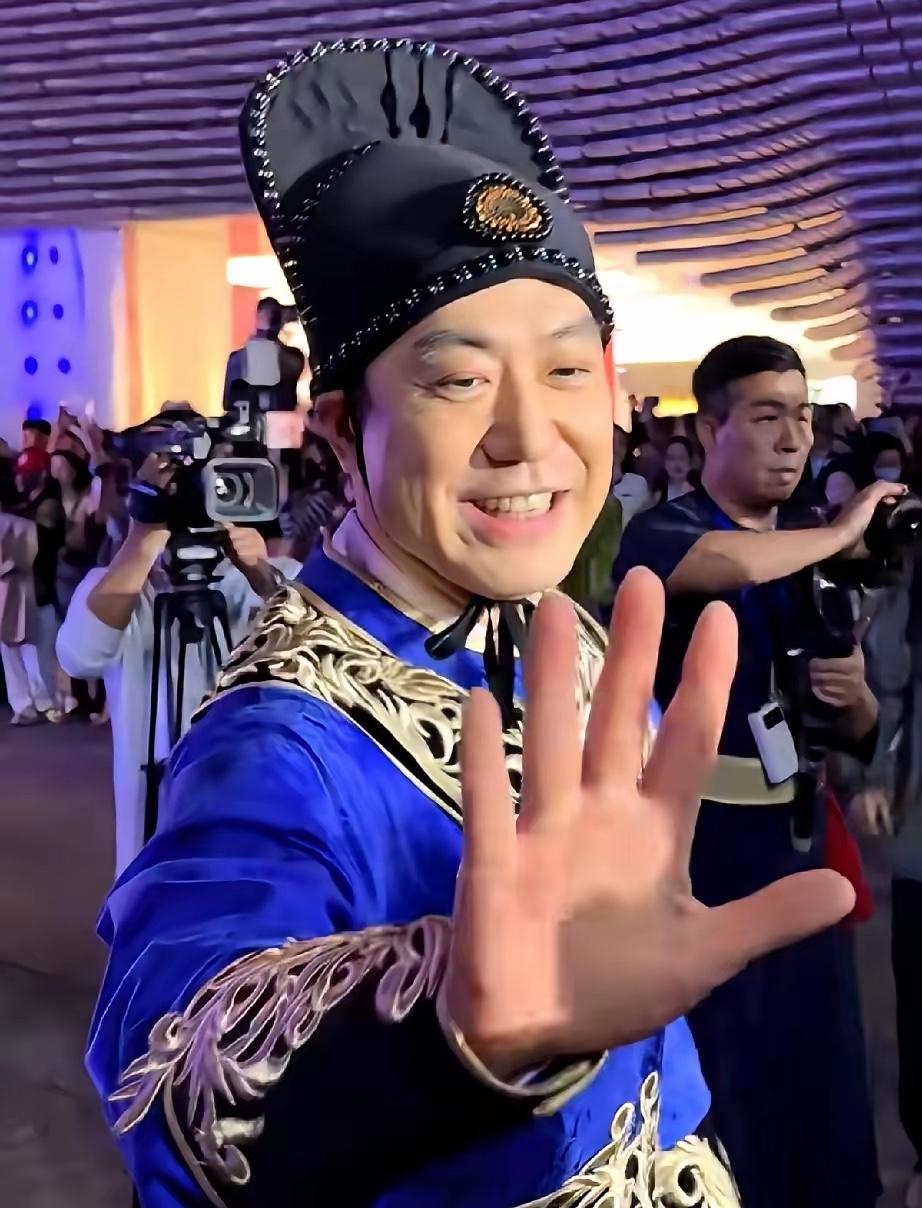 大家知道这个人是谁吗？广州正佳广场的老板谢萌，因为正佳正在举行一场演出他以群众演