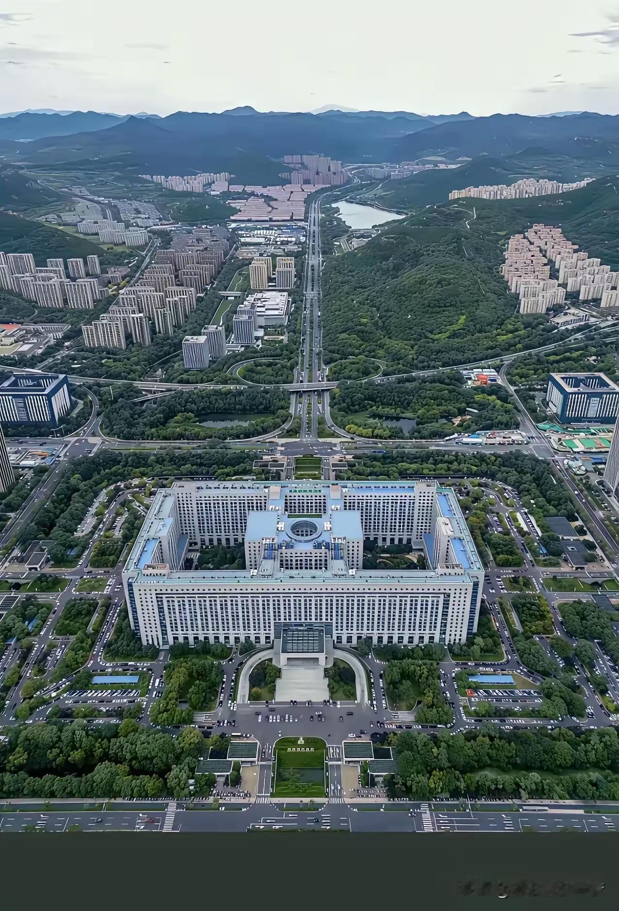 济南市政大楼周边生态真是牛13了，这样的城市，多盖些小高层，多盖些小别墅，城市品