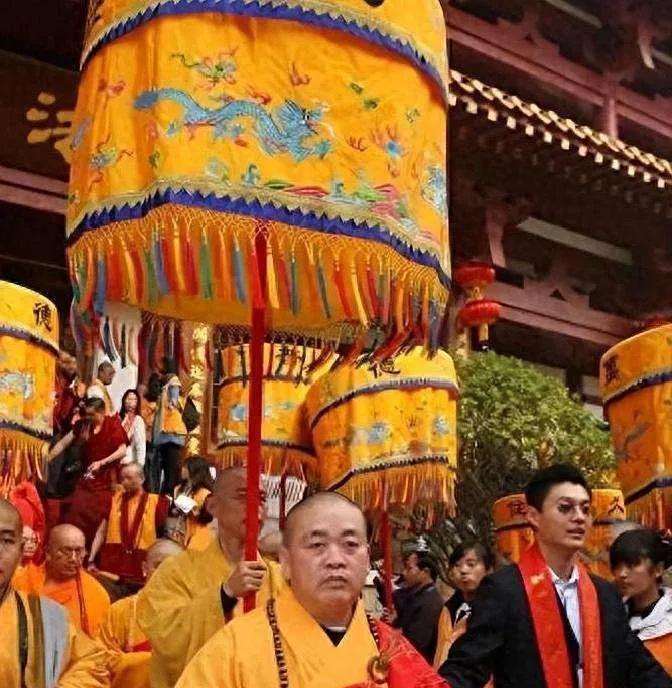 论气场这一块，老释好像比这位新任主持要强不少，不管走到哪里，都是前呼后拥，黄伞盖