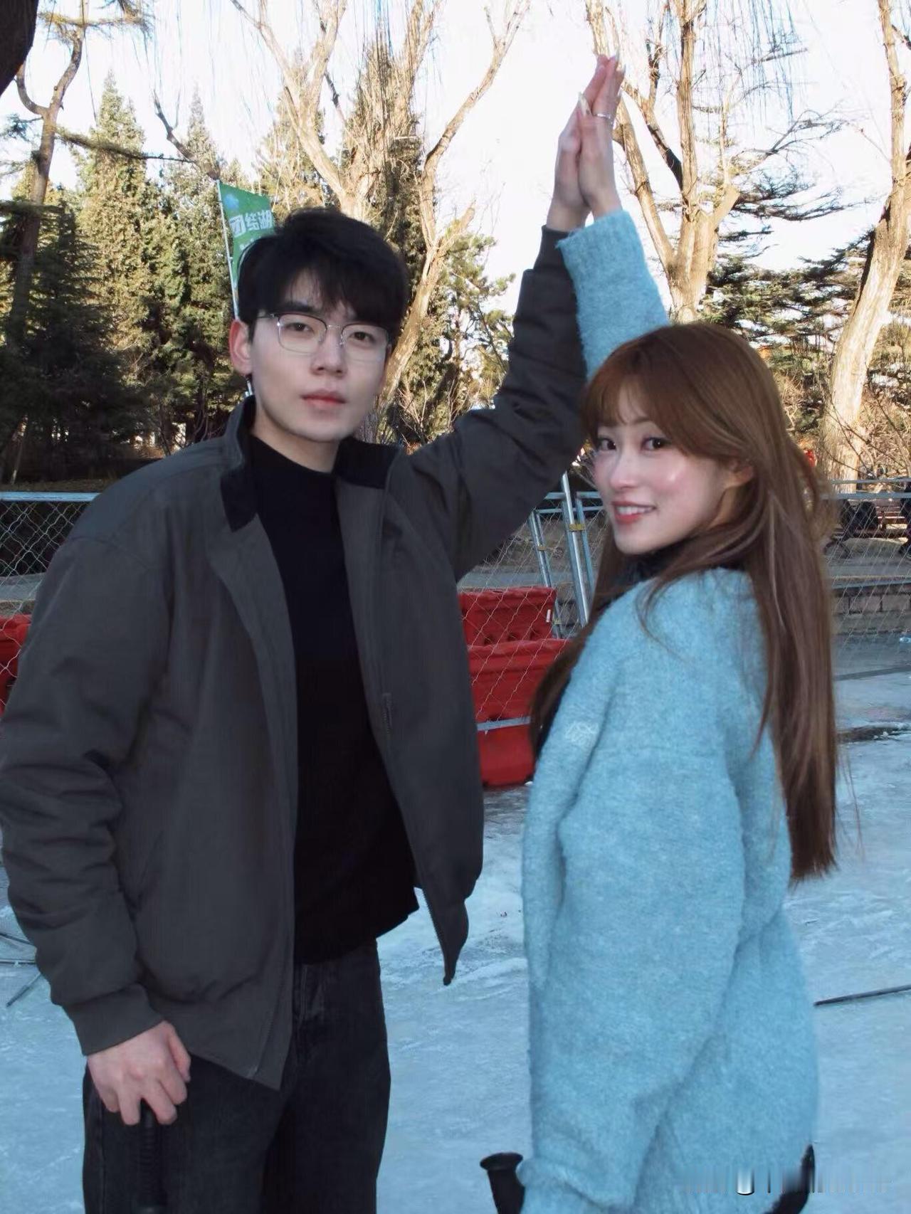 2月3日，《offer5》实习生梁崴更新动态，并配文“老干部和香港小姐”。梁