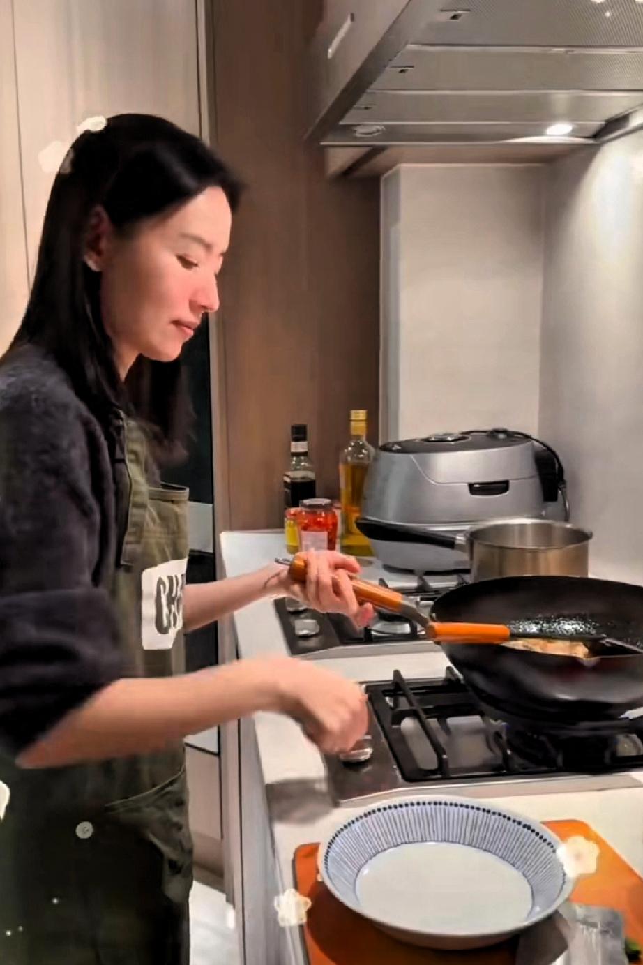 快到春节了，董洁为儿子顶顶做了两道拿手好菜，一个是红烧带鱼，一个是酸辣牛肉汤。董