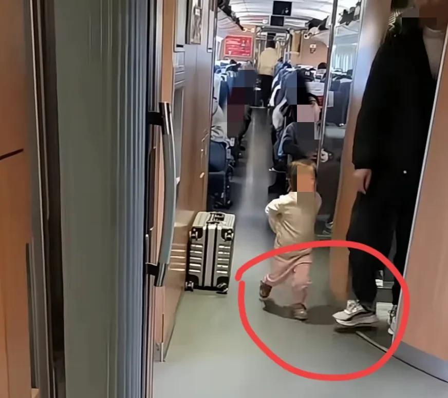 高铁上扎心的一幕，一小孩跑被一个男子伸脚绊倒，小孩哇哇哭，这个男子不闻不顾，虽说