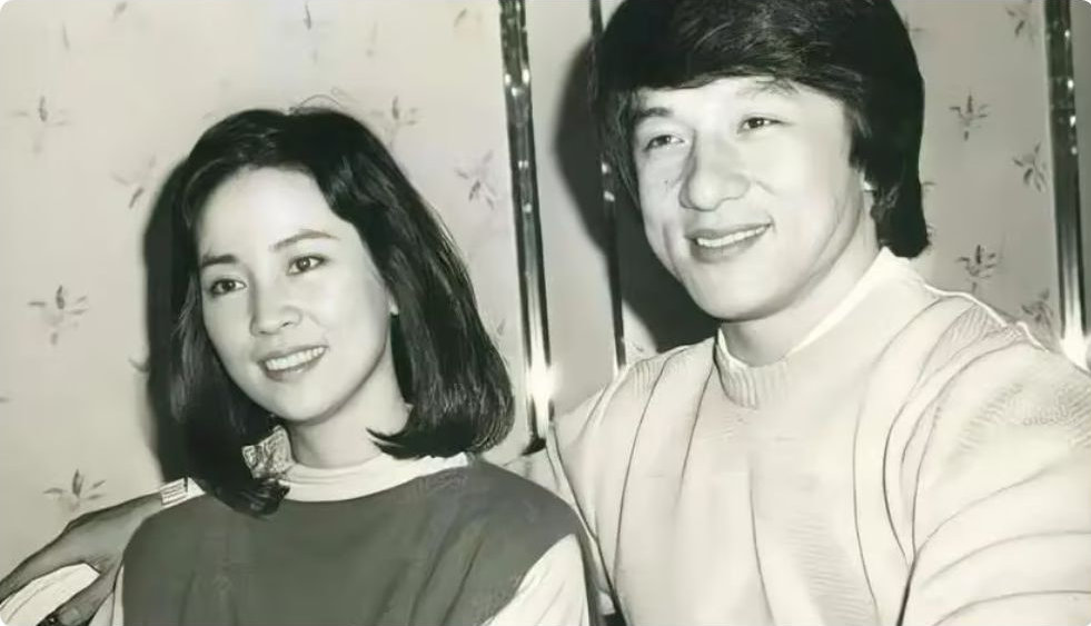 林凤娇年轻时有多美？看她和10岁儿子合影，才懂成龙为啥一见钟情
