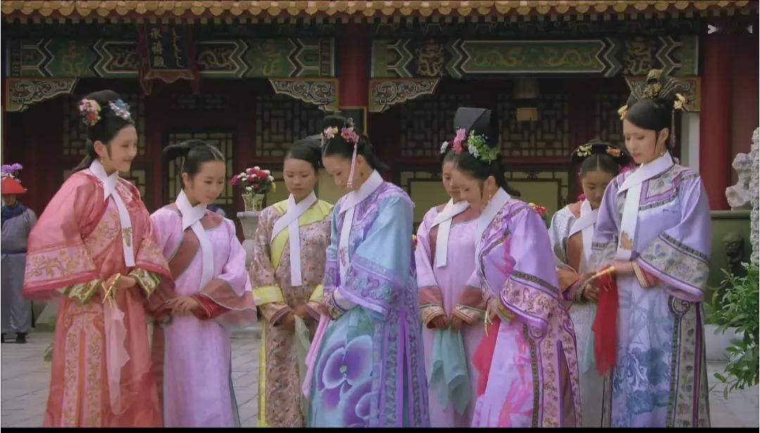 重温《甄嬛传》有人疑问贞嫔为啥给祺贵人行礼？剧里贞嫔给祺贵人行礼这段细节，暗藏
