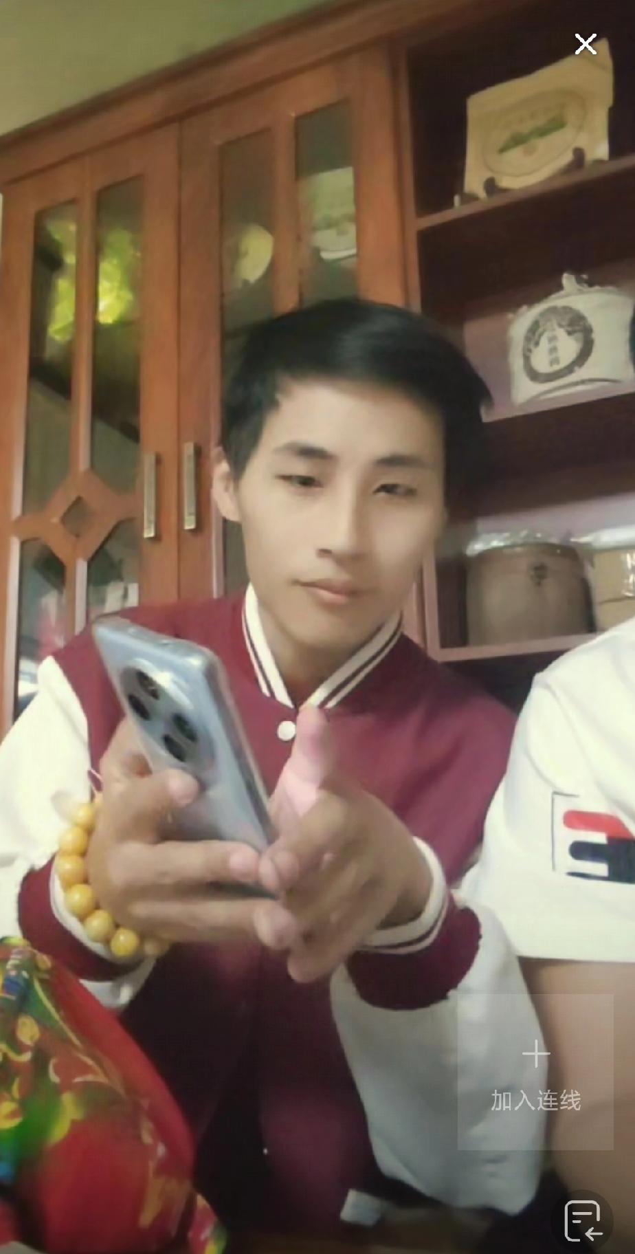 张云鹏此次回到国内，不过他没有内地工作签，只能在这次他爸爸的带货活动中于直播间和