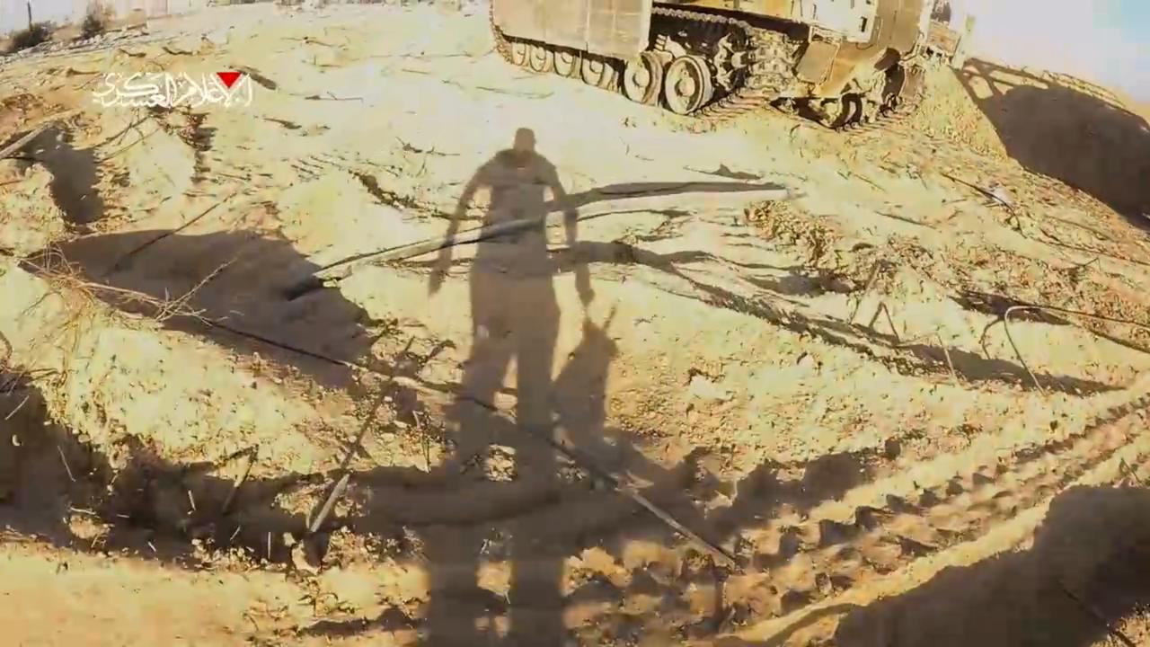 死亡的影子！敢死队员拿着反坦克地雷，竟然不是埋到坦克下，而是直接扔到了坦克里面！