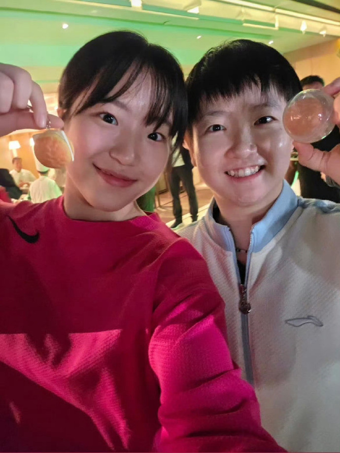 申裕斌晒与孙颖莎合影孙颖莎送申裕斌菠萝包申裕斌晒与孙颖莎的合影：莎莎选给我的菠