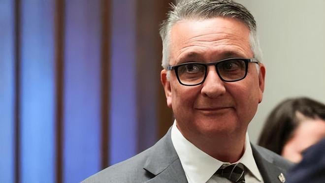 加拿大农业部长麦克唐纳在签约仪式上激动的不知所措，签字后都忘记了双方要握手意思意