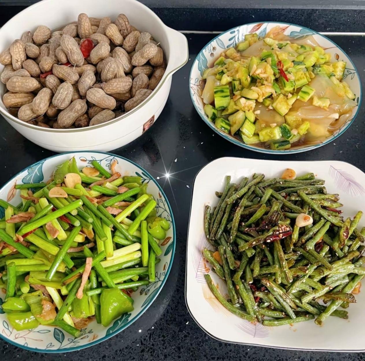 一桌桌家常小菜，摆盘随意，食材普通，调味清淡。不搞重口花哨，只留食材本味。炖