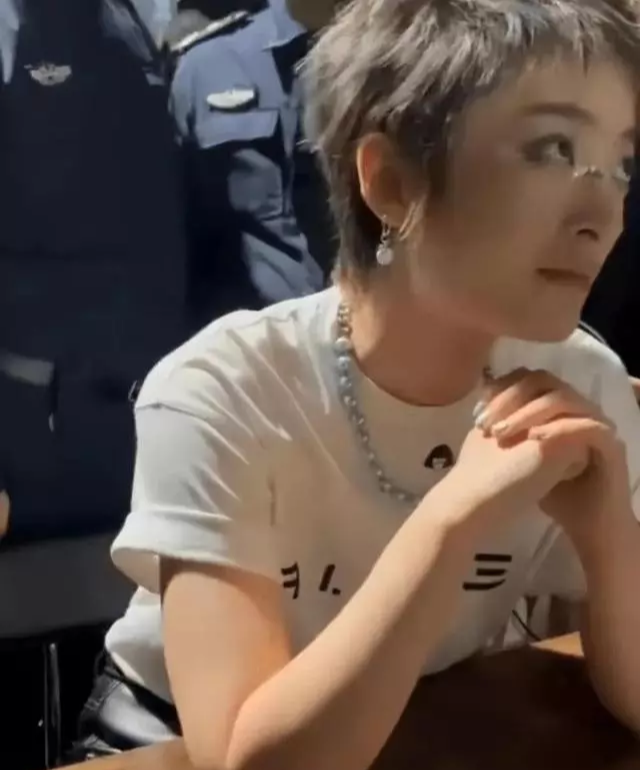 <em>曾轶可</em>深圳演唱会冲上热搜，现场歌迷大喊“退票”