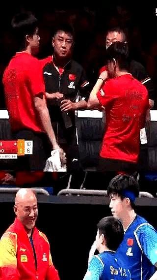 王皓想哭的心都有了，他和马琳一起指导混双，马琳摸准队员状态不用费心，只在场边