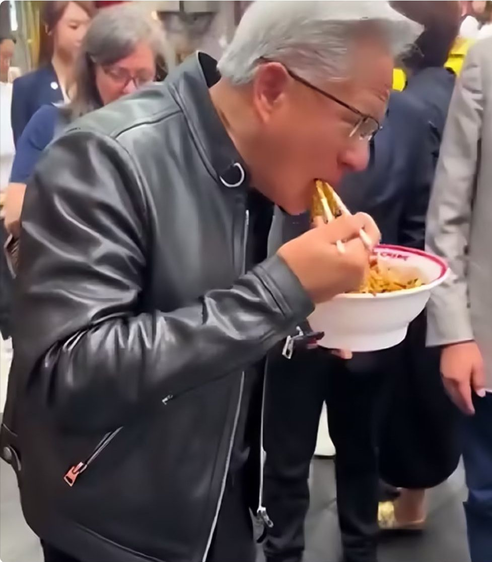 黄仁勋喝北京豆汁面露难色，靠蜜雪冰城挽救味蕾，全球第七富豪很接地气