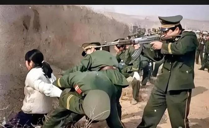 1995年，这个正在被执行枪决的女人叫陆金凤，她因为杀了自己的丈夫而被判处死刑。