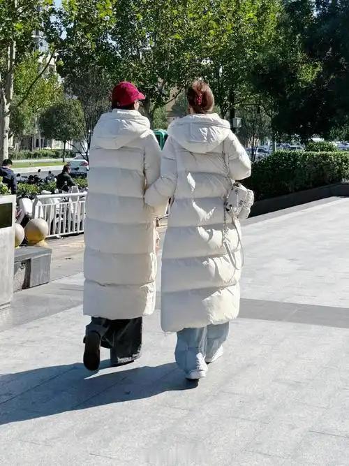 北方的冬季人们离不开羽绒服，一出街，满眼羽绒服！大人小孩男女老师清一色！买