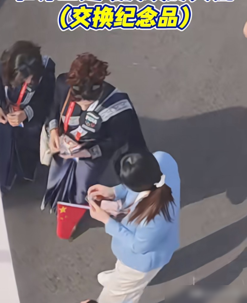 贾一凡蹲在地上，把中国队纪念章往一个韩国队员手心里塞，对方愣了两秒，掏出手机追着要合影。梁伟铿举着手