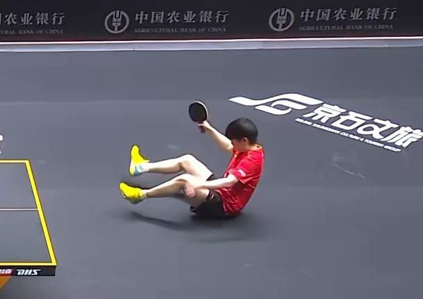 孙颖莎摔了一跤后，终于不客气了。前两局跟对手咬成1:1，看着还挺胶着，谁知
