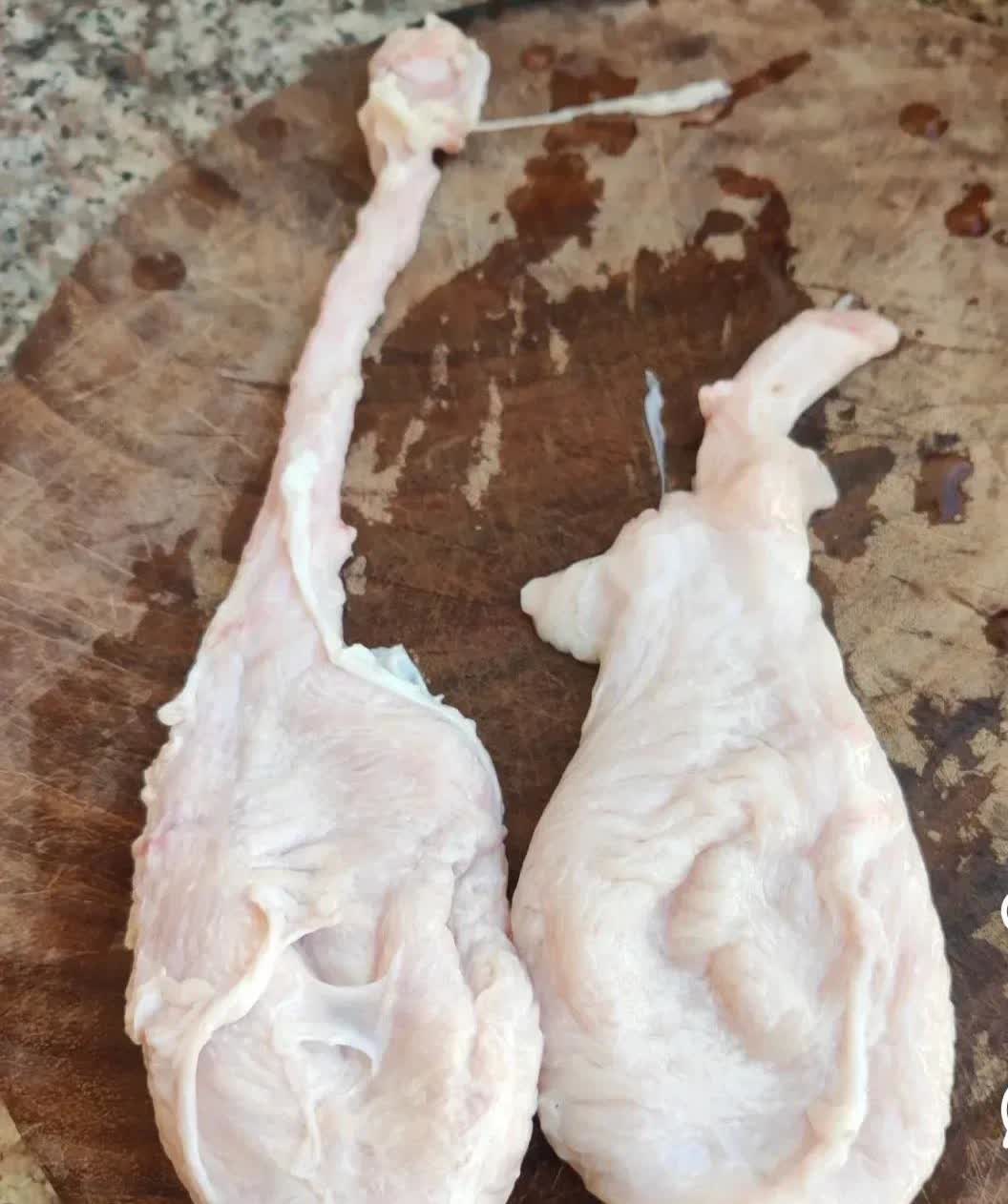 广东，一名女子在菜市场买了几斤猪肉，准备回家做饭。可是，到家后，她打开袋子，发现