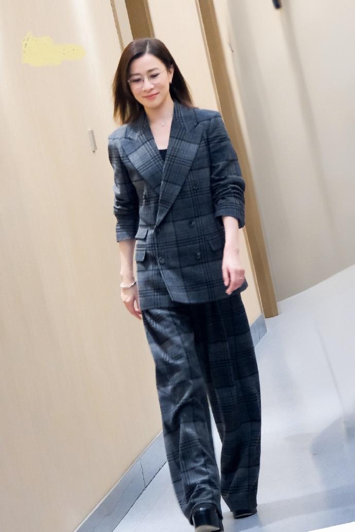 最近佘诗曼在北京出席活动，她这次搭配的很有潇洒干练范儿，看起来也很有高级感。