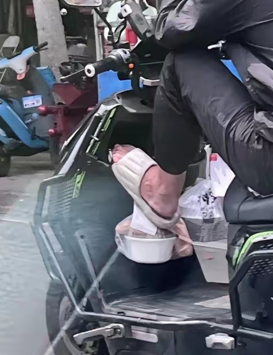 你的外卖正在派送中，下次在也不敢点外卖了