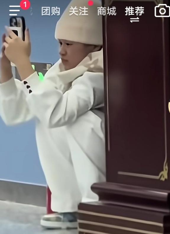 你能想到吗？这张照片的抓拍，已悄悄泄露了全红婵的心思，这个少年成名的世界冠军，