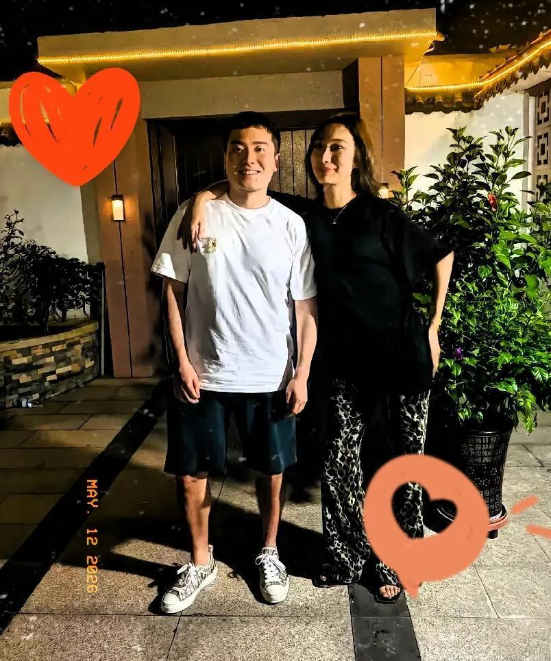 网上那张梁靖崑搂着美女的照片，传得沸沸扬扬，不少人还以为是什么“大瓜”。结果